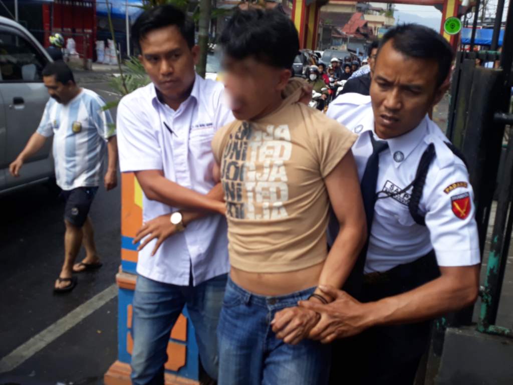 Pelaku perampokan toko kue yang ditangkap satpam dan warga di Bukittinggi