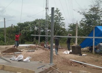 Pembangunan BTS bantuan BAKTI di wilayah Trans Dusun Tangah, Solok Selatan tahun 2019. (Foto: Humas Solok Selatan)