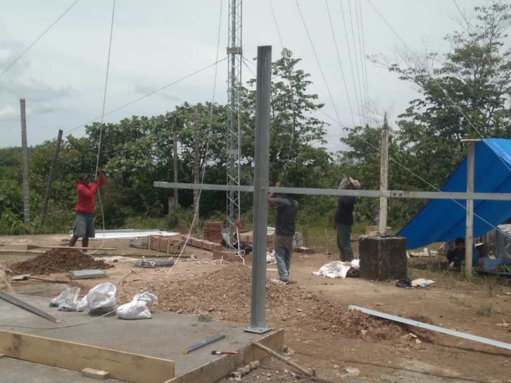 Pembangunan BTS bantuan BAKTI di wilayah Trans Dusun Tangah, Solok Selatan tahun 2019. (Foto: Humas Solok Selatan)