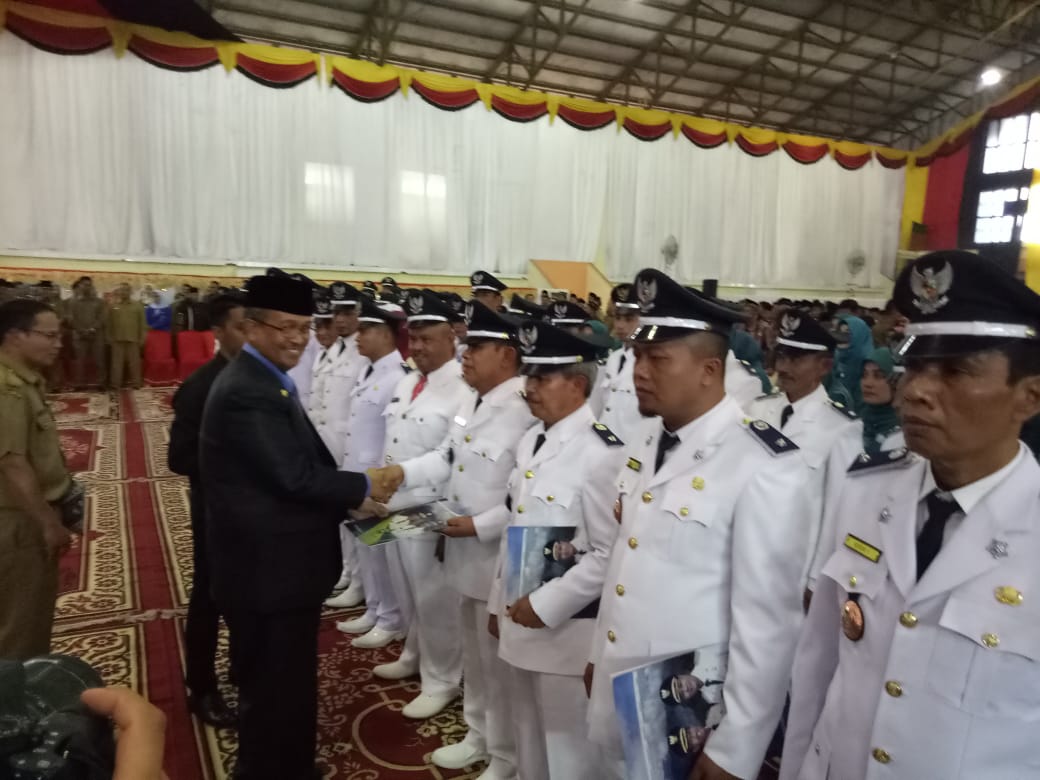 Bupati Solok, Gusmal Dt Rajo Lelo memberikan selamat kepada wali nagari yang dilantik