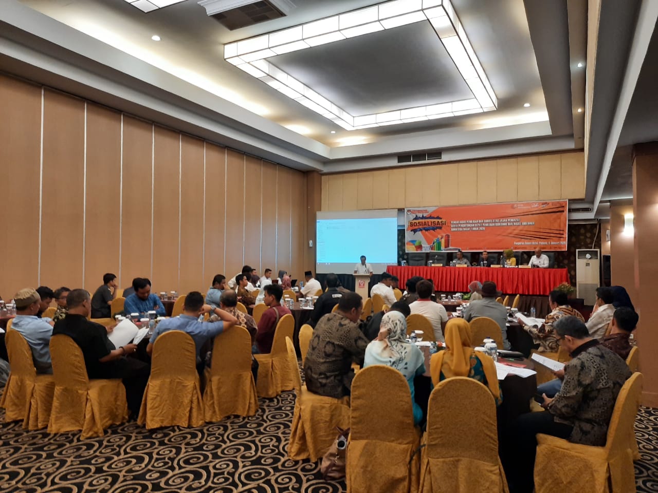 KPU Sumbar gelar sosialisasi akreditasi terhadap lembaga survei yang akan ikut memantau pemilihan gubernur Sumbar 2020.