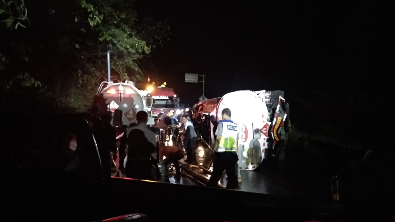 Truk tangki BBM terbalik di Sitinjau Lauik
