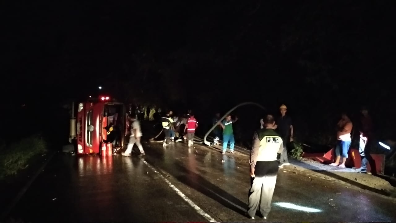 Truk Pertamina pengangkut BBM terbalik di Sitinjau Lauik