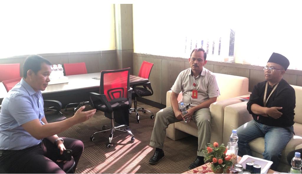 Dirreskrimus Polda Sumbar, Kombes Pol Juda Nusa memeriksa aktivis Sudarto (kanan) di Mapolda Sumbar. (Foto: Irwanda)