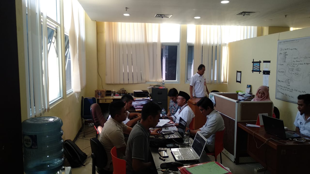 Aktivis Pusaka Sudarto menjalani pemeriksaan di ruangan penyidik cyber Ditreskrimsus Polda Sumbar.