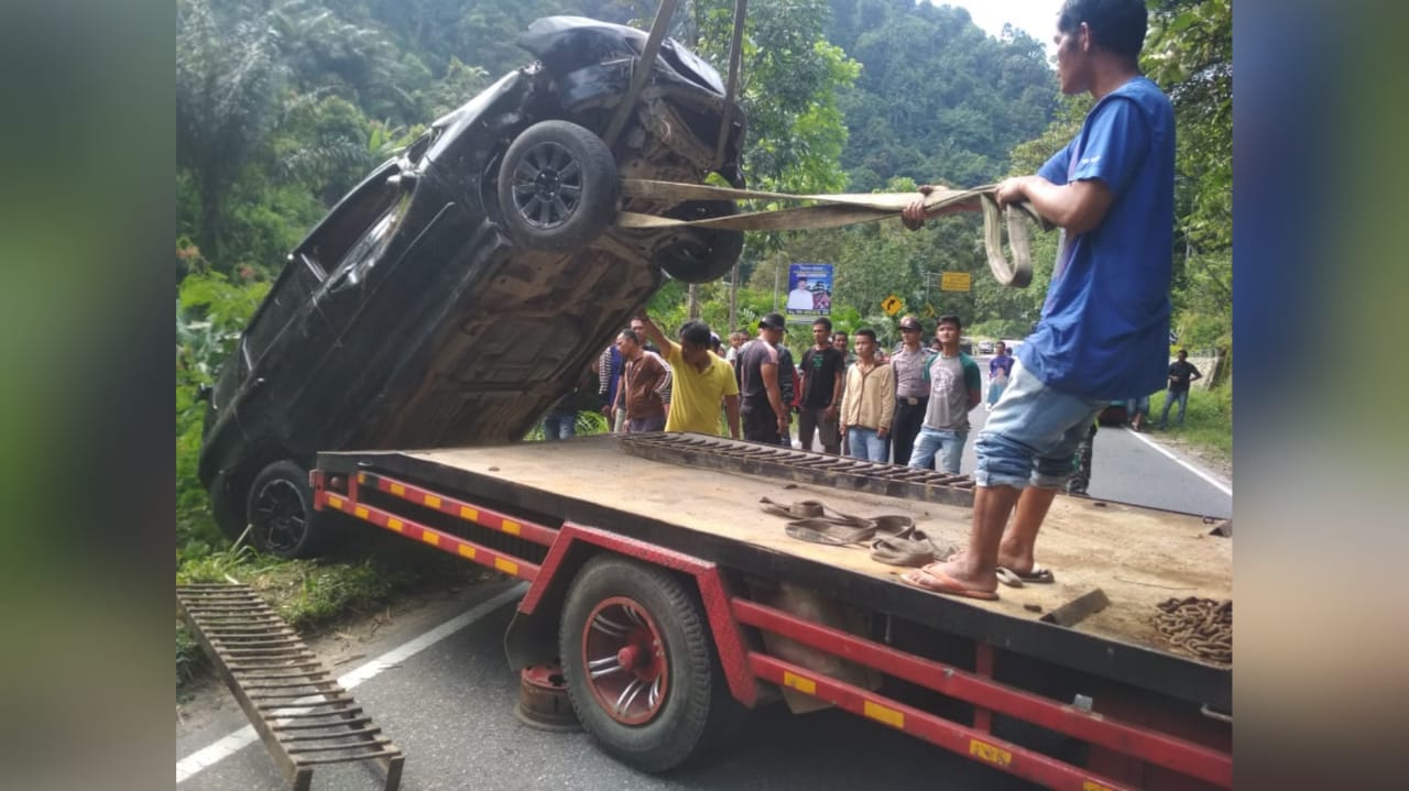 Kecelakaan mobil di Palupuh Agam