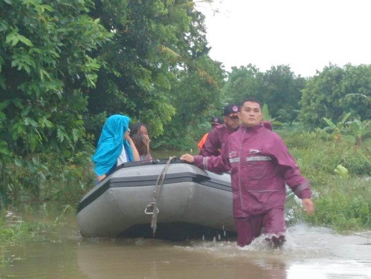 Evakuasi satu keluarga korban banjir di Padang