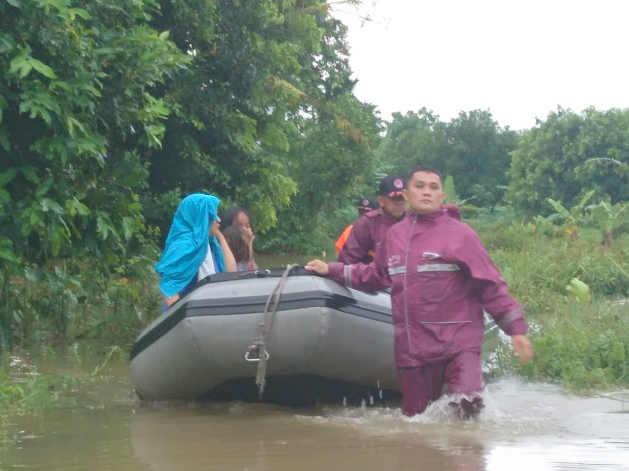 Evakuasi satu keluarga korban banjir di Padang