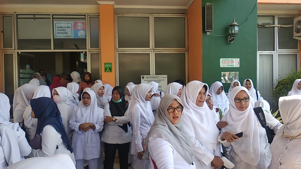 Aksi demonstrasi bidan dan perawat RSUD M Natsir, nakes vaksin