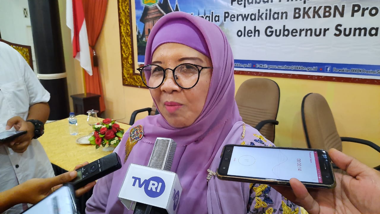 Kepala BKKBN Perwakilan Sumbar, Etna Estetika. (Foto: Rahmadi/ICA)