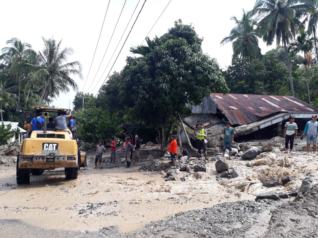 Alat berat membantu pembersihan material banjir bandang di Tanah Datar