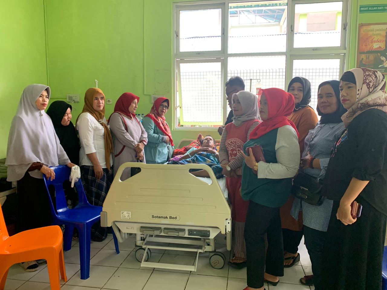 Kegiatan Komunitas Sosial Ukhuwah Cupak saat menyantuni warga sakit