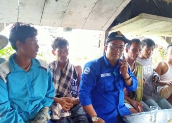 Para nelayan Pasaman Barat yang selamat bersama Wali Nagari Katiagan, Endang Putra