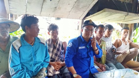 Para nelayan Pasaman Barat yang selamat bersama Wali Nagari Katiagan, Endang Putra