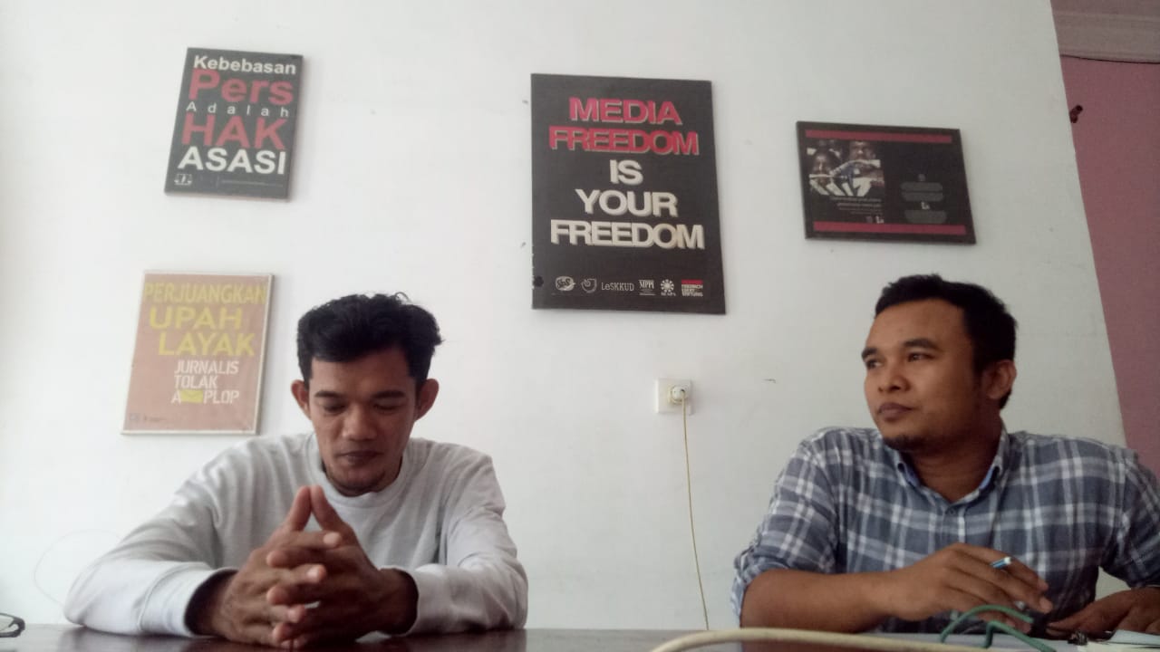 Pengamat bahasa, Holy Adib (kiri) dan Ketua AJI Padang, Andika D Khagen. (Foto: Ist)