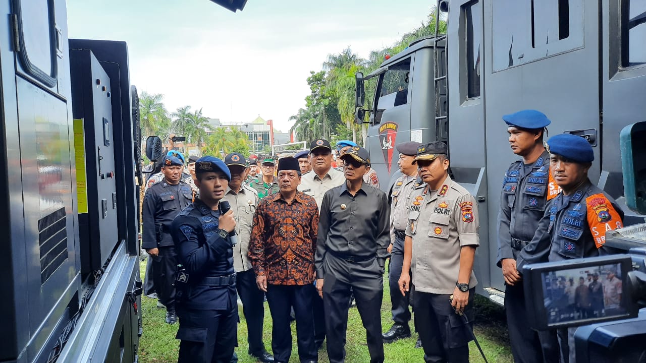 Gubernur Sumbar Irwan Prayitno saat apel gabungan di RTH Imam Bonjol Padang