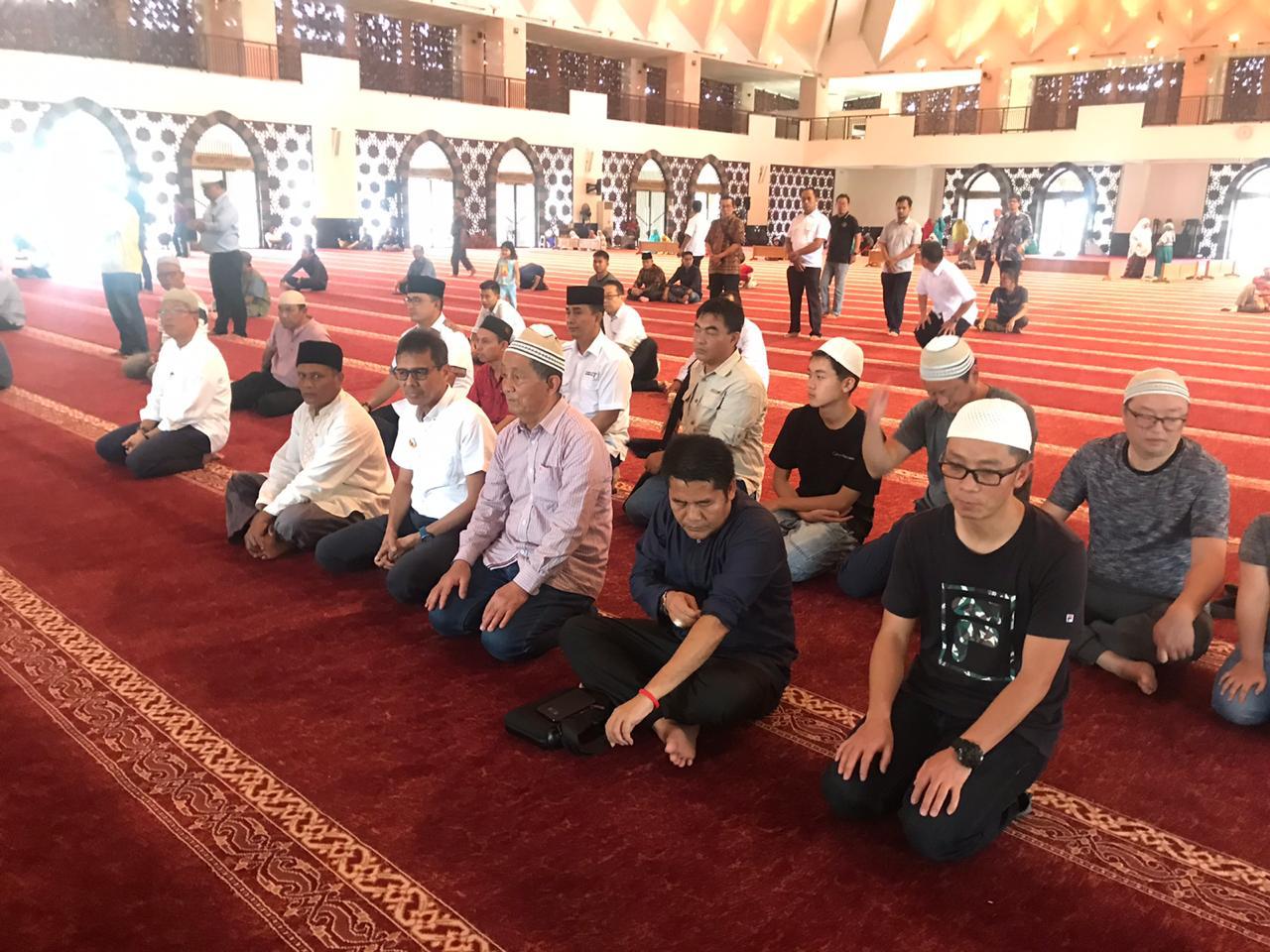 Sejumlah wisatawan China menunaikan salat zuhur di Masjid Raya Sumbar
