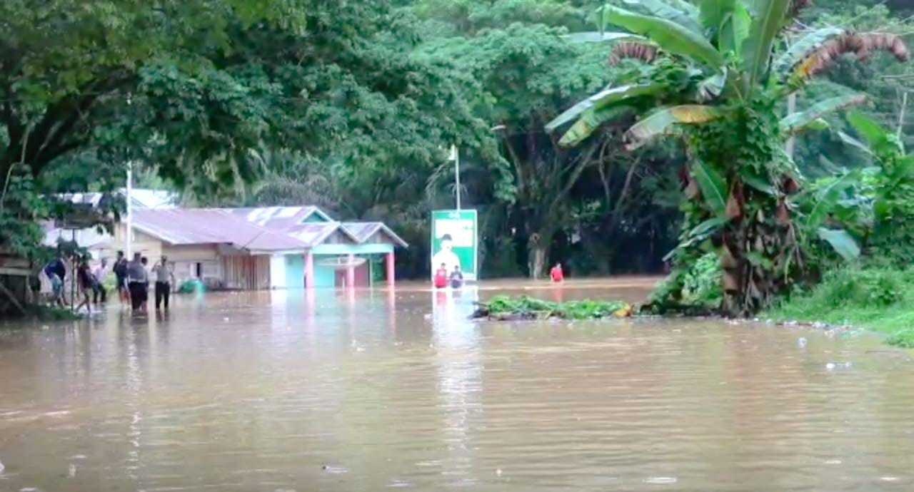 Banjir hingga akses jalan lumpuh di Dharmasraya lumpuhkan jalan lintas Sumatra