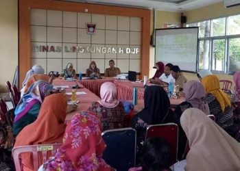 Pertemuan DLH Padang dengan direktur dan komunitas bank sampah Kota Padang. (Foto: DLH via Humas Pemko Padang)