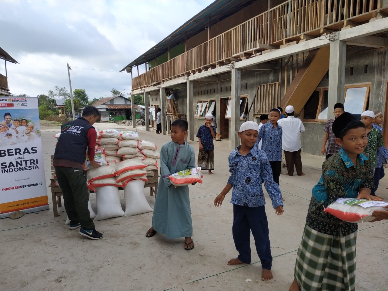 ACT Sumbar salurkan bantuan beras ke pondok pesantren