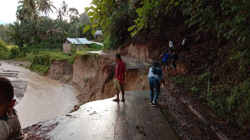 Jalan rusak akibat banjir bandang di Kabupaten Padang Pariaman