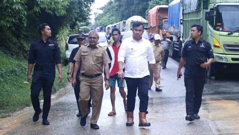 Bupati panta banjir Dharmasraya, jalan lintas Sumatra terganggu