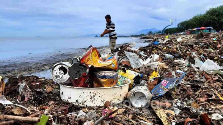 Sampah di Pantai Padang