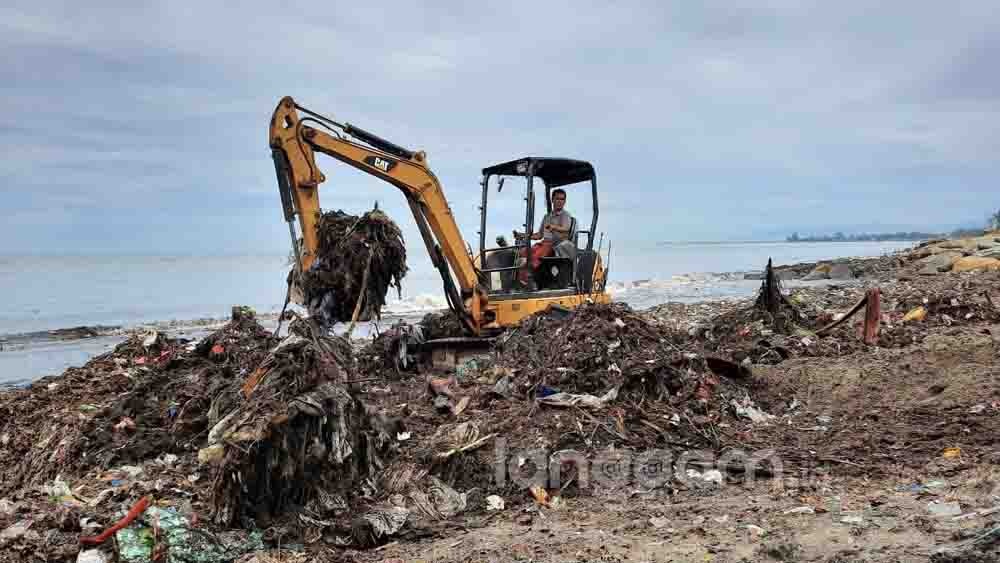 Tumpkan sampah di Pantai Padang