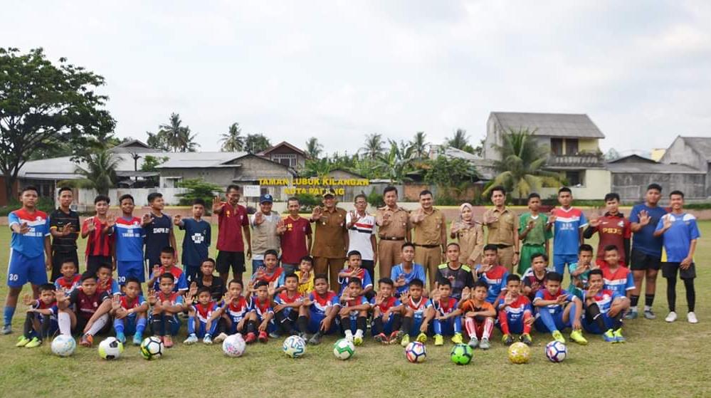 Ketua PSP Padang Motivasi Anak-Anak Berlatih Bola di SSB