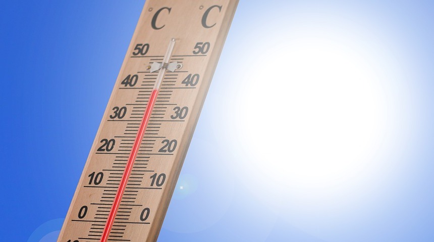 BMKG Kelas II Minangkabau Padang Pariaman menyebut cuaca panas yang melanda Sumatra Barat adalah fenomena biasa. Katanya, fenomena ini