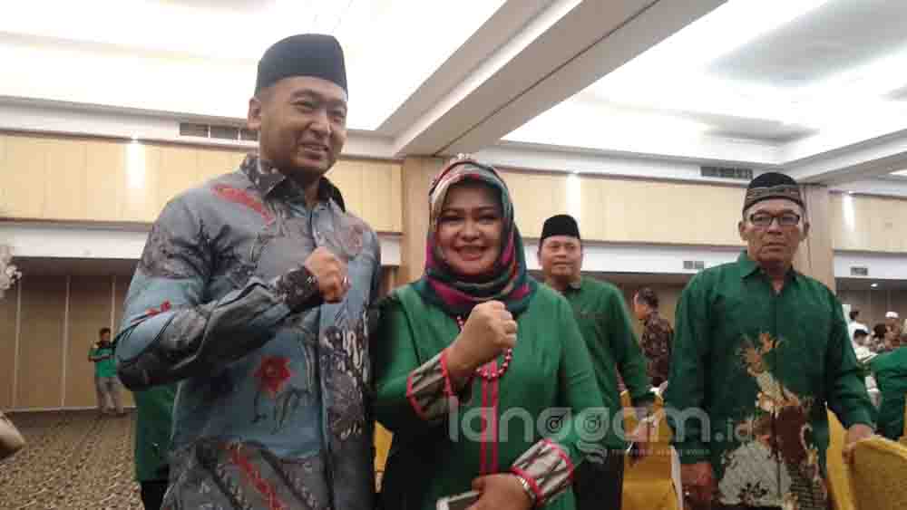 Wakil Ketua Umum PPP, Fernita Darwis (kanan) bersama calon wakil gubernur Audy Joinaldi dimomen Pilgub Sumbar 2020