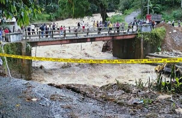 Jembatan rusak diterjang banjir Kabupaten Solok
