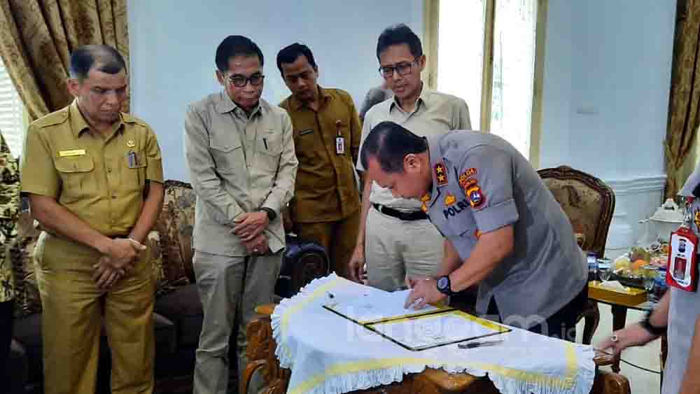 Kapolda Sumbar, Irjen Pol Toni Hermanto menanda tangani NHPD pengamanan Pilkada 2020