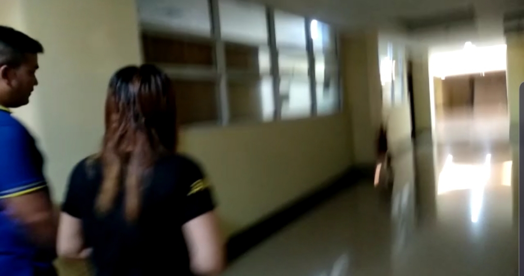 Pekerja Seks berinisial NN, saat berjalan meninggalkan Mapolda Sumbar. (Foto: Irwanda)