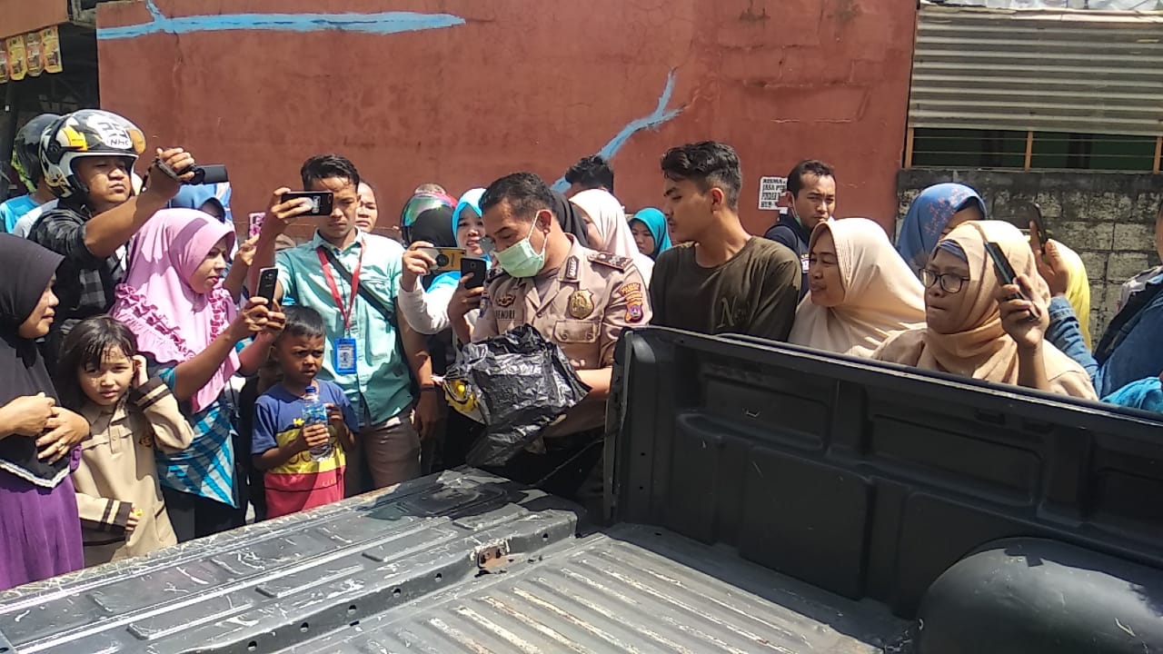 Evakuasi janji bayi dari saluran air di depan Puskesmas Pauh Padang