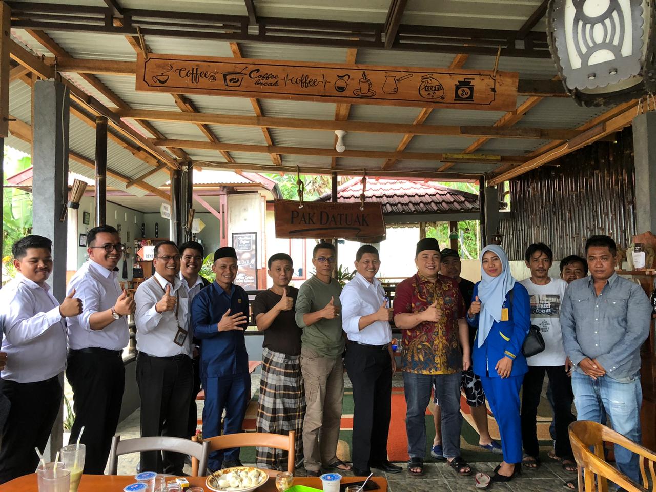 Anggota DPRD Sumbar Irwan Afriadi saat menjemput aspirasi petani dan pelaku Usaha kopi di Solsel, kemarin.