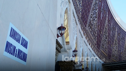 Tak Berhijab di Masjid Raya Sumbar