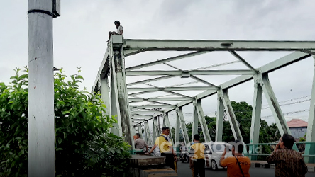 Panjat Jembatan Andalas dan diselamatkan driver ojol
