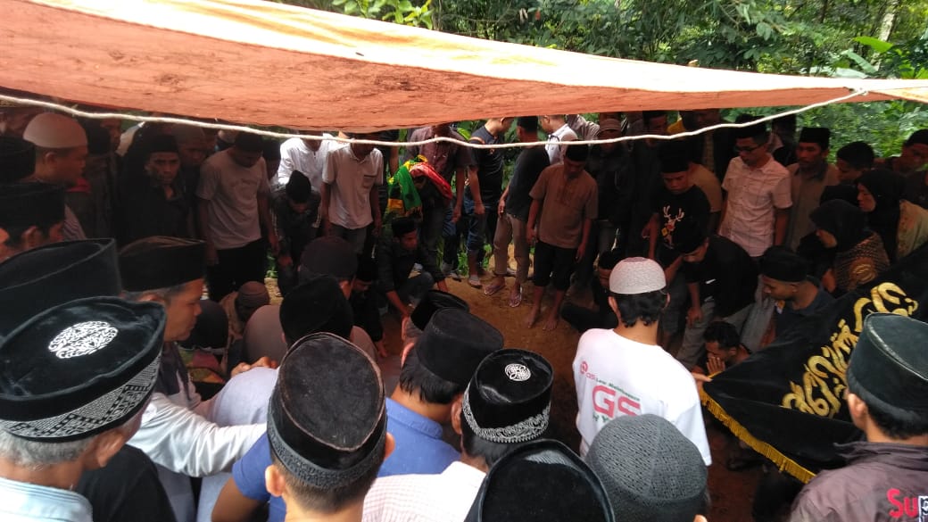 Pemakaman ayah dan anak yang meninggal dalam kecelakaan lalu lintas di Kabupaten Solok