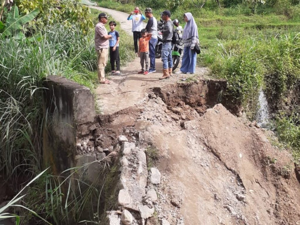 Jembatan ambruk di Nagari Salayo, Kecamatan Kubung, Kabupaten Solok