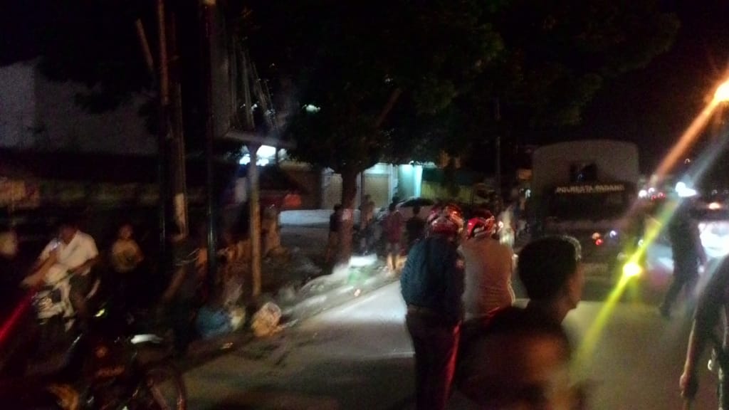 Aksi tawuran remaja di Padang yang dibubarkan polisi