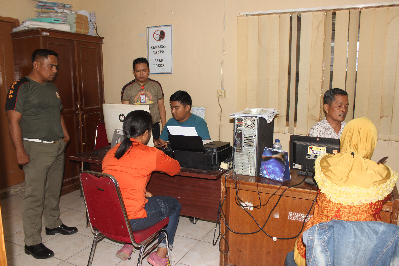 Satpol PP Padang mengintrogasi pemandu karouke