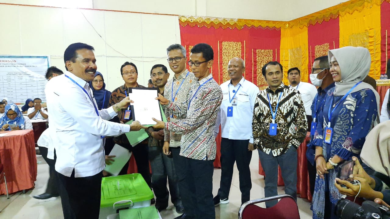 Bakal Calon Gubernur Jalur Independen Fakhrizal menyerahkan berkas dukungan ke KPU Sumbar