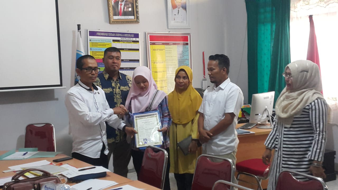 Kepala SMKN 8 Padang, akhirnya menyerahkan ijazah siswa yang orang tuanya melapor ke Ombudsman Sumbar, Rabu (19/2/2020). (Foto: Dok.Ombudsman Sumbar)