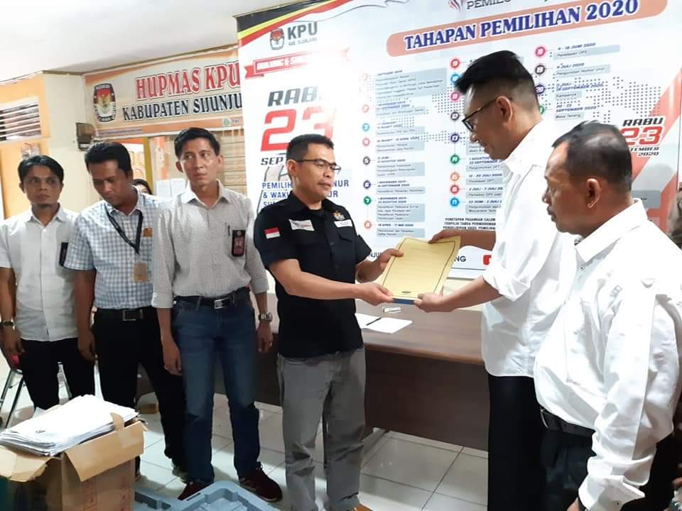 Endre Saiful-Nasrul menyerahkan dokumen dukungan ke KPU Sijunjung