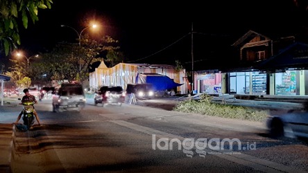 Salah satu tenda pernikahan berdiri di jalan utama kota Padang