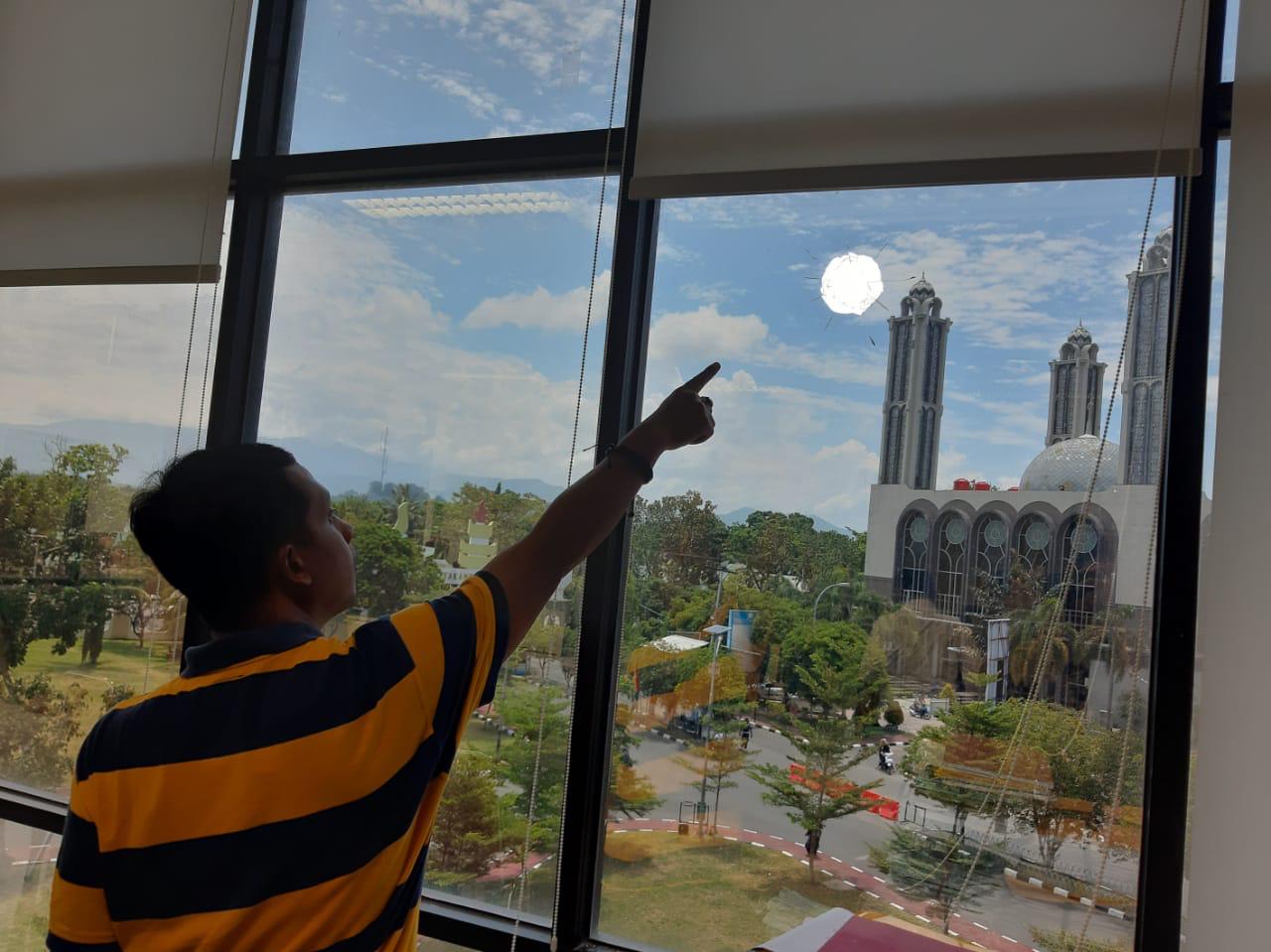 Kaca Rektorat UNP ditembus peluru nyasar