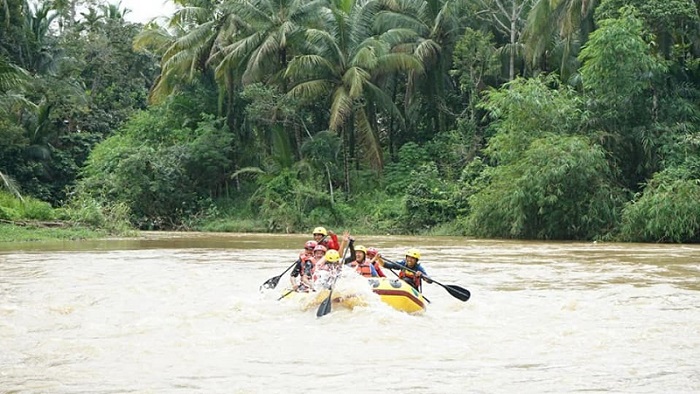 Bupati dan Ketua DPRD Dharmasraya Uji Coba Arung Jeram di Batang Asam
