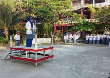 Sosialisasikan penyakit kanker, dokter jadi pembina upacara di berbagai sekolah di Sumbar. (Foto: Humas Pemprov Sumbar)