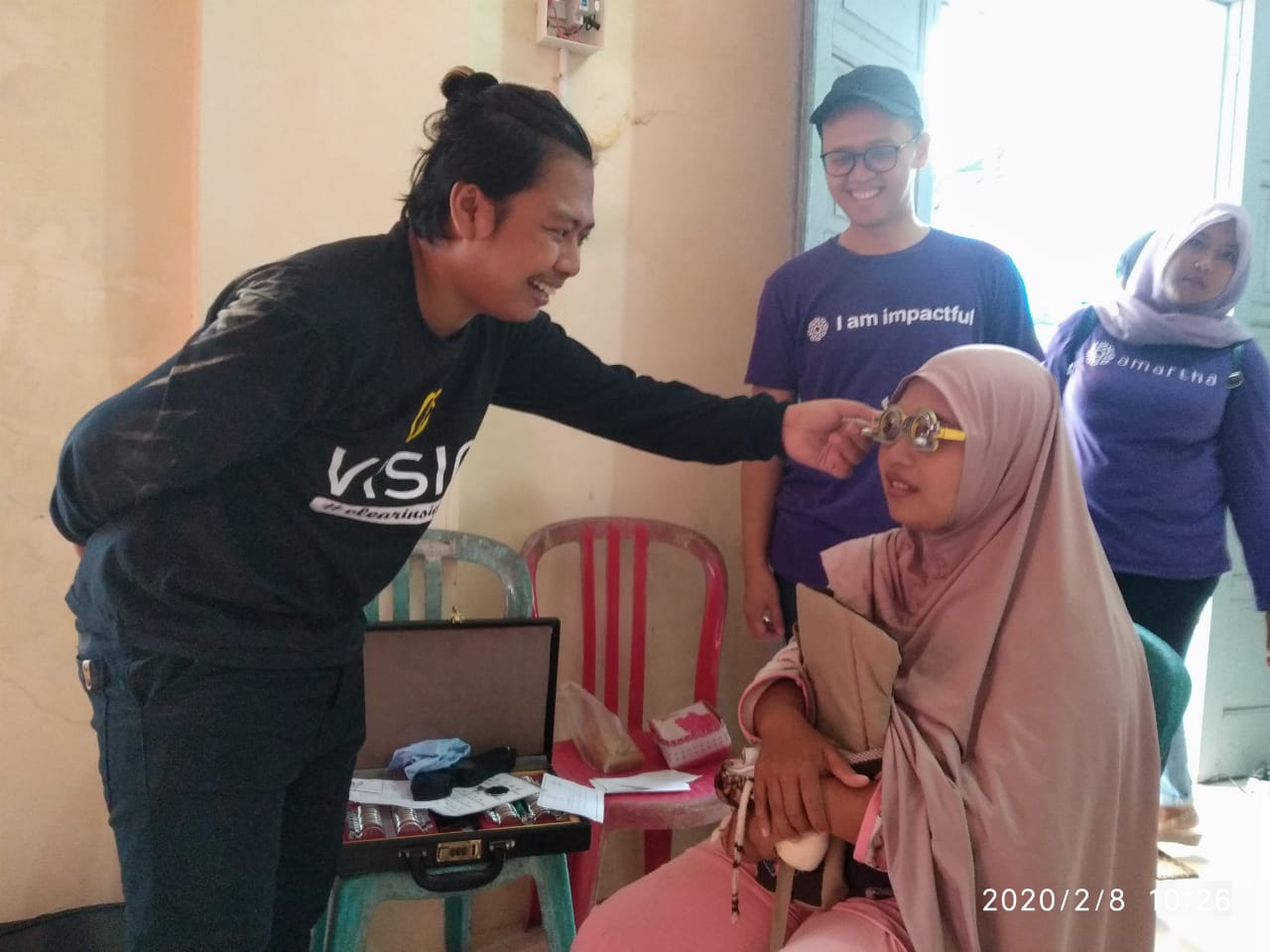 Amartha Bagikan Ratusan Kacamata Gratis di Padang